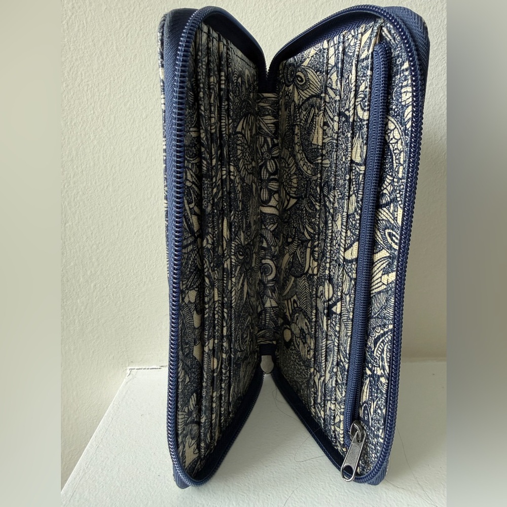 Sakroots Artist Circle Zip Around Wallet – Blue Floral - Picture 4 of 4